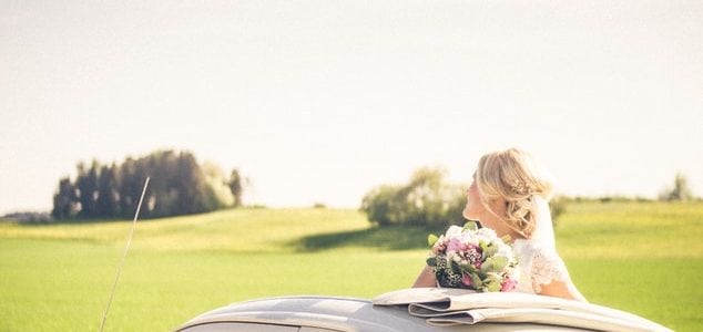 Coche estropeado de camino a la boda