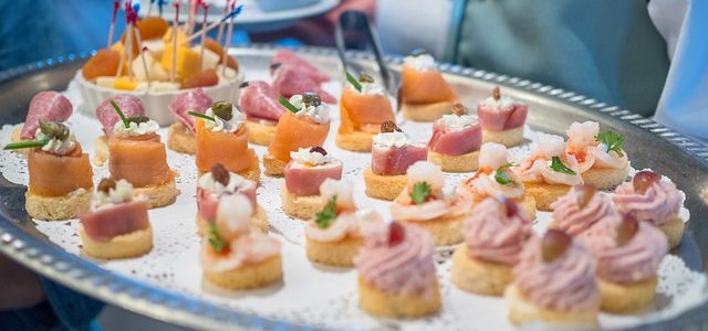 Catering para bodas y comuniones en 2024: Creando experiencias inolvidables