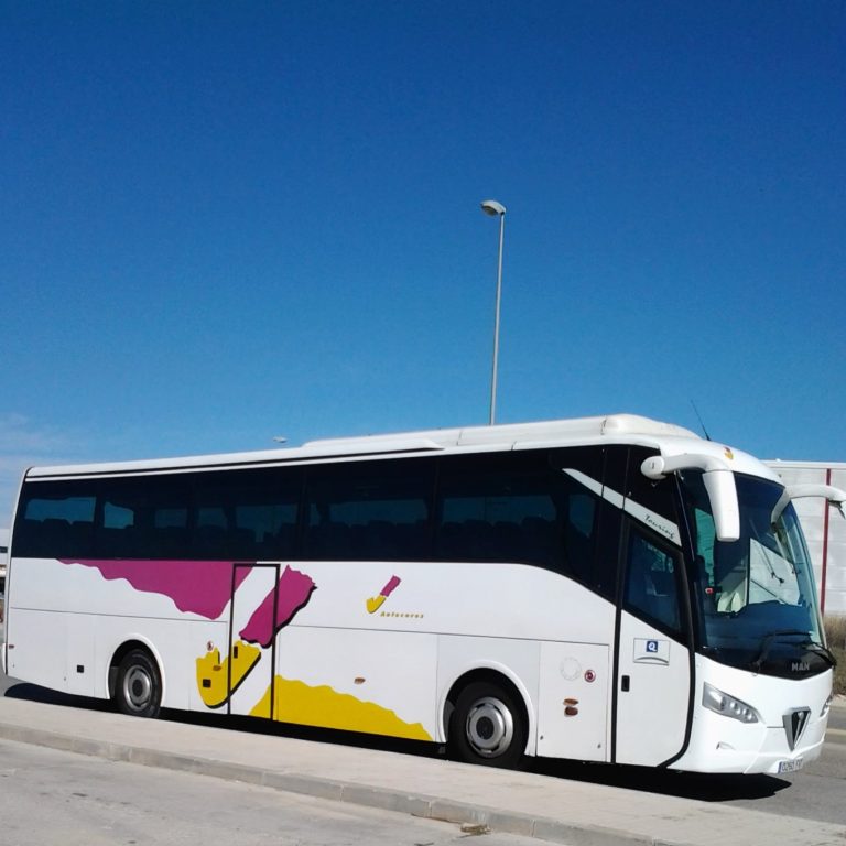 Autocar de gran capacidad de Autocares Aljarafe para el alquiler de autobuses para bodas en Sevilla y traslado de invitados.