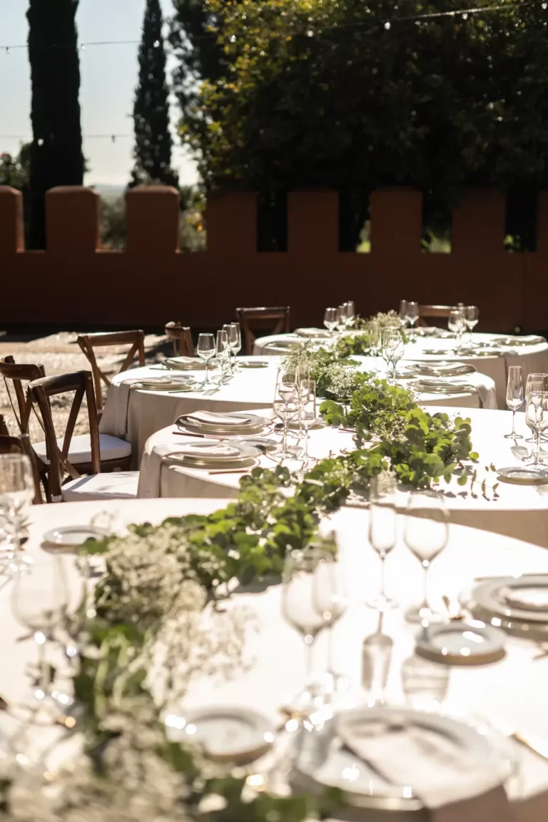 Montaje de mesas redondas con sillas de madera para banquetes y alquiler de mobiliario para eventos en Sevilla.
